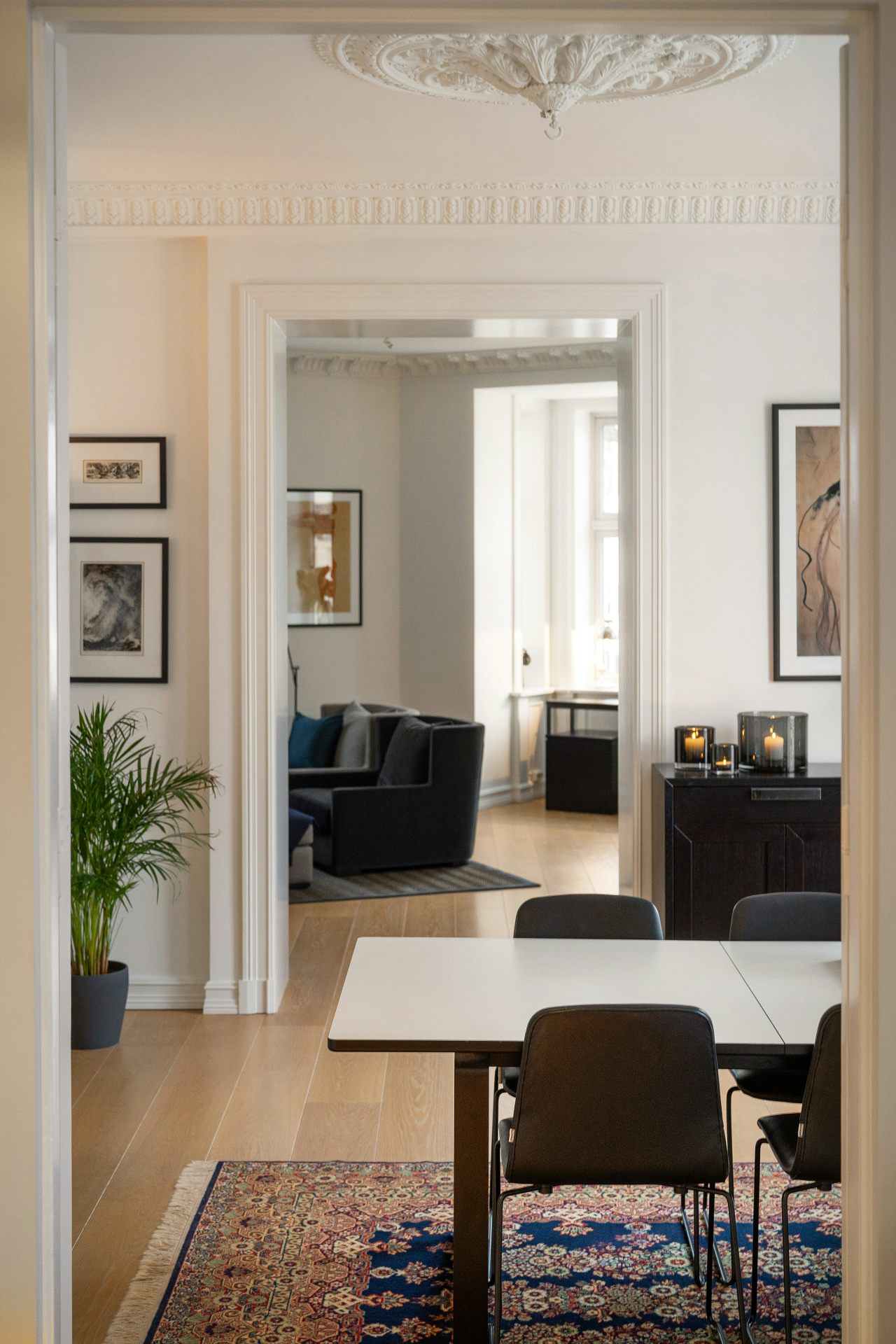 Intérieur élégant d'un appartement haussmannien de prestige